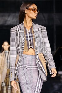 Burberry-RTW-FW20-London-2900-1581960873.thumb.jpg.e81ac52f6a115cb900fe81e0231e8a1a.jpg