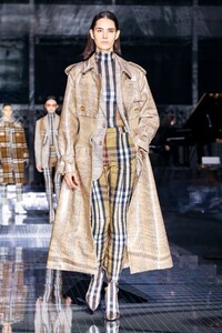 Burberry-RTW-FW20-London-2904-1581960876.thumb.jpg.48a7d14371b4899994411f11346860f6.jpg