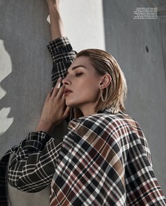 Daga-Ziober-Gotham-Magazine-Cover-Photoshoot10.thumb.jpg.c4b0c649ffc315e743514f6f01c143b5.jpg