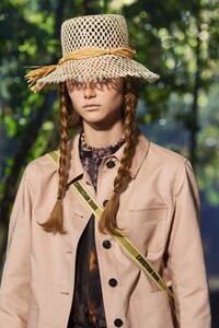Dior_0118.thumb.jpg.f5addd4bb6d6649557a75c2226545260.jpg