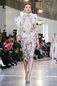 Elie-Saab-Haute-Couture-SS20-Paris-0079-1579697821.thumb.jpg.5b7b4c45162e5d9c7a9c974ddcc94da6.jpg