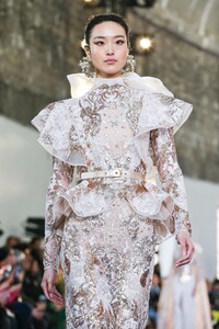Elie-Saab-Haute-Couture-SS20-Paris-0082-1579697823.thumb.jpg.11873230accb9c8938638d94ec9c52a5.jpg