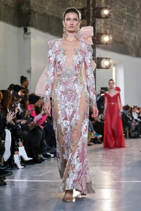 Elie-Saab-Haute-Couture-SS20-Paris-0128-1579697866.thumb.jpg.3ce29f29d81057445624fc4967355867.jpg