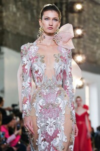 Elie-Saab-Haute-Couture-SS20-Paris-0129-1579697867.thumb.jpg.226f05395f9f5c7f67a85813ab3e9814.jpg