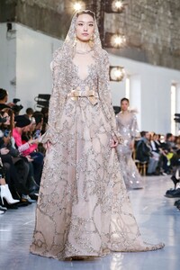 Elie-Saab-Haute-Couture-SS20-Paris-0546-1579698214.thumb.jpg.b4cdc9cb37f0da61bcad11e98a35d4e2.jpg