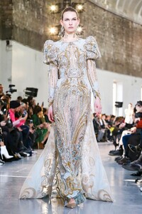 Elie-Saab-Haute-Couture-SS20-Paris-0583-1579698249.thumb.jpg.af9067b11ad0e999fa81ad1aa636c9f7.jpg