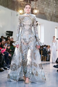 Elie-Saab-Haute-Couture-SS20-Paris-0643-1579698303.thumb.jpg.adc95a99009ce8f151bf0bfb9187ce2b.jpg