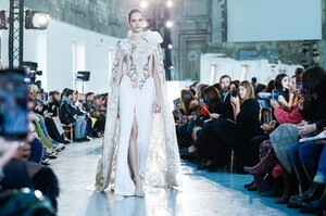 Elie-Saab-Haute-Couture-SS20-Paris-44785-1579697857.thumb.jpg.7a985c05202367786c568a8f5c7753ac.jpg