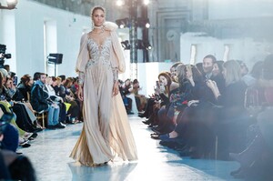 Elie-Saab-Haute-Couture-SS20-Paris-44890-1579697959.thumb.jpg.d7ab02b967c50ab5840c40f351986408.jpg