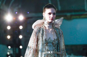 Elie-Saab-Haute-Couture-SS20-Paris-44943-1579698007.thumb.jpg.708387571aa2dad9f98efbdda3558df1.jpg