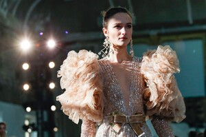 Elie-Saab-Haute-Couture-SS20-Paris-45002-1579698102.thumb.jpg.9069f880ca6673bfc09ca0e1e8d4ffe0.jpg