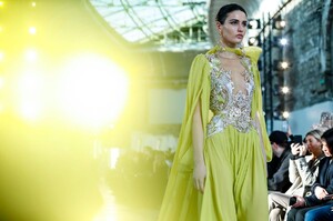 Elie-Saab-Haute-Couture-SS20-Paris-45078-1579698184.thumb.jpg.adb5995ff2ce51ffc4eb69462ace797f.jpg