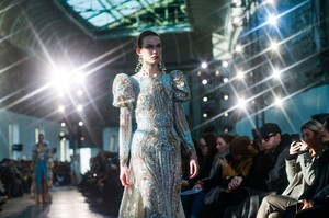 Elie-Saab-Haute-Couture-SS20-Paris-45196-1579698274.thumb.jpg.3f313d64f47cafd8be3ebed58f6db48f.jpg