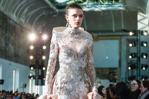 Elie-Saab-Haute-Couture-SS20-Paris-45301-1579698364.thumb.jpg.a876fc3a285dd17b7161daf08def5f8d.jpg