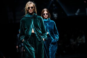 Emporio-Armani-RTW-FW20-Milan-28321-1582282574.thumb.jpg.06f74daa5d8ddc4bdf49fbef777f72c5.jpg