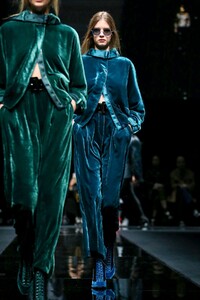 Emporio-Armani-RTW-FW20-Milan-6343-1582282549.thumb.jpg.d87b152a146e36b70587f12b130a03aa.jpg