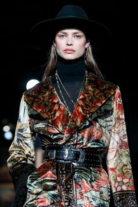 Etro-RTW-FW20-Milan-4425-1582295808.thumb.jpg.eab4c24834006c2e27b748de14d64058.jpg