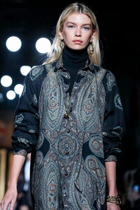 Etro-RTW-FW20-Milan-4473-1582295896.thumb.jpg.597806aac423e09af0b61216b18c77e6.jpg