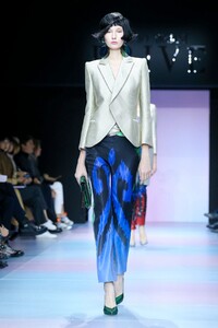 Giorgio-Armani-Prive-Haute-Couture-SS20-Paris-0112-1579634704.thumb.jpg.e1a392602cf09cede8c75b2850ce16cf.jpg