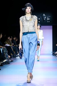 Giorgio-Armani-Prive-Haute-Couture-SS20-Paris-0141-1579634752.thumb.jpg.97f392959321a1f9f401feb2b6cbe69a.jpg