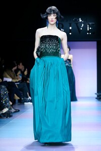 Giorgio-Armani-Prive-Haute-Couture-SS20-Paris-0442-1579635154.thumb.jpg.e0cc1e6169ea4bd89f1ffdafb8bd0efc.jpg