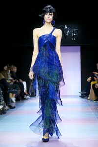 Giorgio-Armani-Prive-Haute-Couture-SS20-Paris-0624-1579635438.thumb.jpg.4a454260bc3278055324a52ad77d8b43.jpg