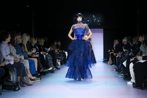 Giorgio-Armani-Prive-Haute-Couture-SS20-Paris-0660-1579635494.thumb.jpg.c8beb98eb4e65762cb0b0d52f92c3edb.jpg