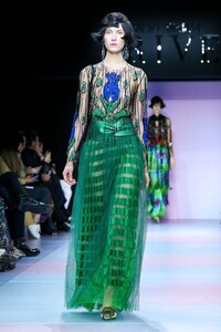 Giorgio-Armani-Prive-Haute-Couture-SS20-Paris-0721-1579635579.thumb.jpg.3d77338827a97c40c9432a2751fde9bb.jpg