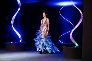 Iris-Van-Herpen-Haute-Couture-SS20-Paris-27101-1579523468.thumb.jpg.7147d74e0905f684863a384b4ed48190.jpg