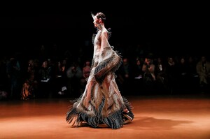 Iris-Van-Herpen-Haute-Couture-SS20-Paris-27321-1579523740.thumb.jpg.e678edf3ecf03cc871d366e77e8270a5.jpg