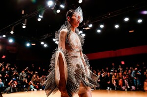 Iris-Van-Herpen-Haute-Couture-SS20-Paris-27576-1579524090.thumb.jpg.42212665db28a6bec32f519f6a606555.jpg