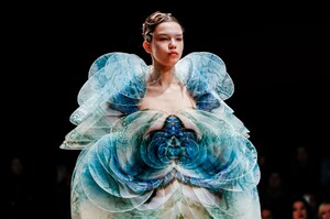 Iris-Van-Herpen-Haute-Couture-SS20-Paris-40069-1579523944.thumb.jpg.612210ca36650d9925ad24bc63e7d56a.jpg