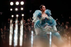 Iris-Van-Herpen-Haute-Couture-SS20-Paris-40077-1579523998.thumb.jpg.4448424a1c0bf959152dd562a3ddca6a.jpg