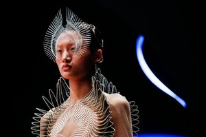 Iris-Van-Herpen-Haute-Couture-SS20-Paris-40173-1579524143.thumb.jpg.39b1c3caa3549928ee25b266f22a52e5.jpg