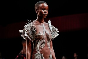 Iris-Van-Herpen-Haute-Couture-SS20-Paris-49909-1579523694.thumb.jpg.8295afe653748b2d6529339697e0fddc.jpg