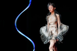 Iris-Van-Herpen-Haute-Couture-SS20-Paris-49928-1579523706.thumb.jpg.83a4ec5af6e45525bee4264eda69f069.jpg