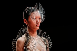 Iris-Van-Herpen-Haute-Couture-SS20-Paris-49985-1579523722.thumb.jpg.cf7f7db42cfab3b5e905d4c843a5f365.jpg