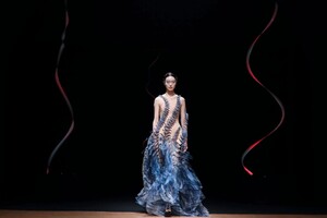 Iris-Van-Herpen-Haute-Couture-SS20-Paris-8850-1579523658.thumb.jpg.35344898c4261530da17d2364e1bb601.jpg