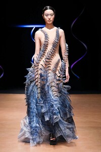 Iris-Van-Herpen-Haute-Couture-SS20-Paris-8859-1579523667.thumb.jpg.d2c0540c4f7473ef7ddb815f6952ba1a.jpg
