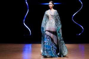 Iris-Van-Herpen-Haute-Couture-SS20-Paris-8903-1579523715.thumb.jpg.f18c9092560062518b34052e673019a4.jpg
