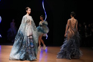 Iris-Van-Herpen-Haute-Couture-SS20-Paris-8930-1579523742.thumb.jpg.8f9eadd6326d1a7c201e2f879bd85a41.jpg