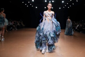 Iris-Van-Herpen-Haute-Couture-SS20-Paris-8947-1579523755.thumb.jpg.1154829f802fefe6da256b21aacd44f1.jpg