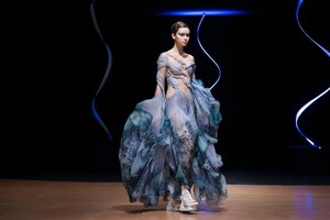 Iris-Van-Herpen-Haute-Couture-SS20-Paris-8991-1579523801.thumb.jpg.6bf06060de030a80b0c26a77df86ebb8.jpg