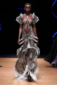 Iris-Van-Herpen-Haute-Couture-SS20-Paris-9049-1579523868.thumb.jpg.cb81e87a509ab57a540af69a05dc760a.jpg