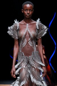 Iris-Van-Herpen-Haute-Couture-SS20-Paris-9053-1579523870.thumb.jpg.90af54ee087184bfaa300258d2004ad6.jpg