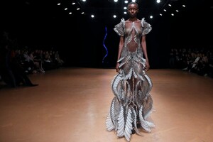 Iris-Van-Herpen-Haute-Couture-SS20-Paris-9056-1579523872.thumb.jpg.9953c152d215b5d98018b06843744acf.jpg