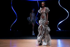 Iris-Van-Herpen-Haute-Couture-SS20-Paris-9071-1579523890.thumb.jpg.ed6633fc9b8ff79bd9092d67f3648df8.jpg