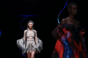 Iris-Van-Herpen-Haute-Couture-SS20-Paris-9081-1579523895.thumb.jpg.e0d1f04cb0b41cb77362a8e908c613b9.jpg