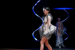 Iris-Van-Herpen-Haute-Couture-SS20-Paris-9104-1579523921.thumb.jpg.15dee3888b0c2a93b3aff6a49e9a4205.jpg