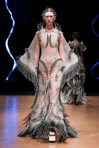 Iris-Van-Herpen-Haute-Couture-SS20-Paris-9114-1579523930.thumb.jpg.7f2206ddb8dd198ce9703e51abcfafd3.jpg